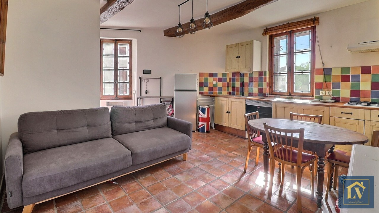 A vendre maison de village rénovée en deux faces aves garage