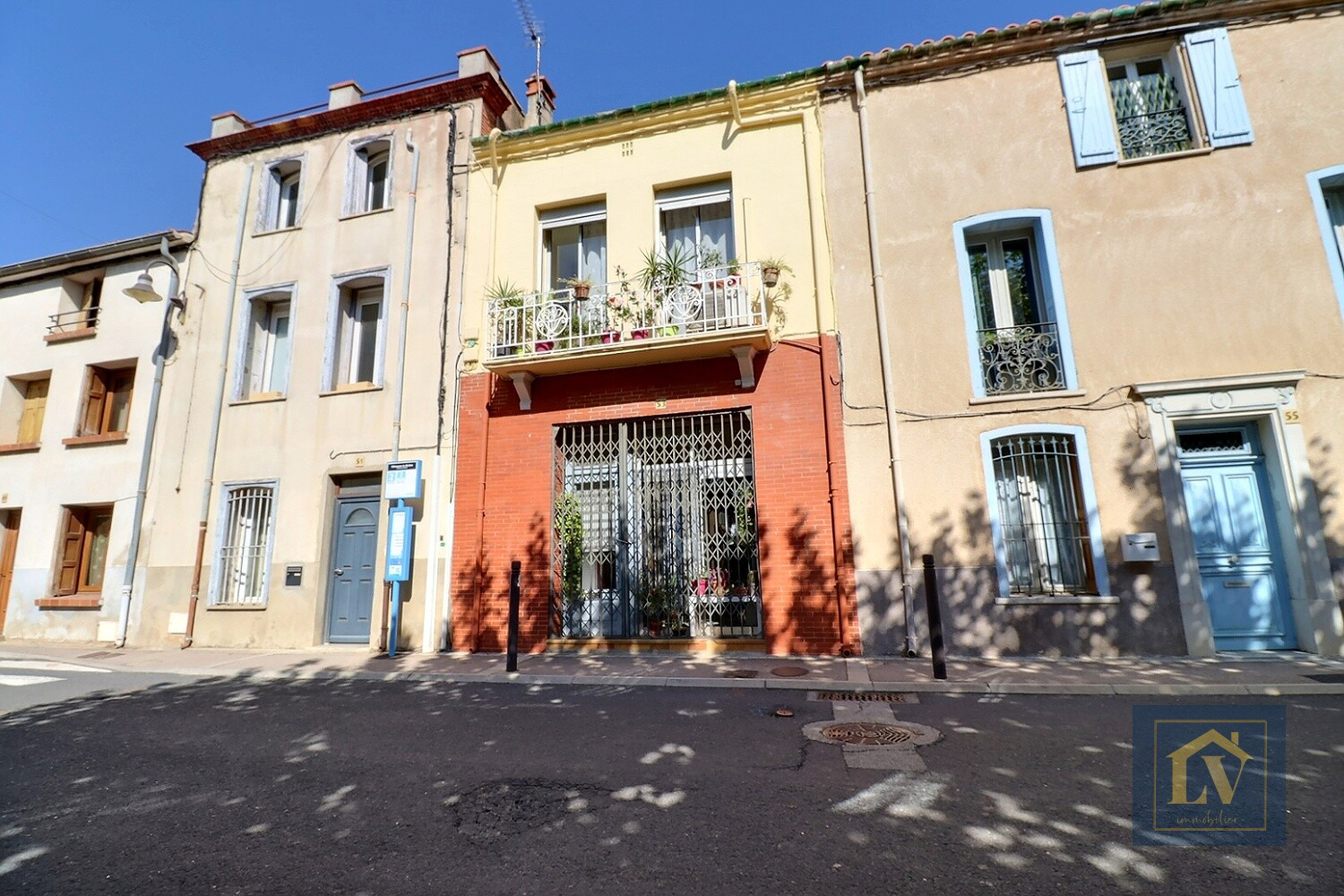 A vendre grande maison 5 pièces avec commerce.