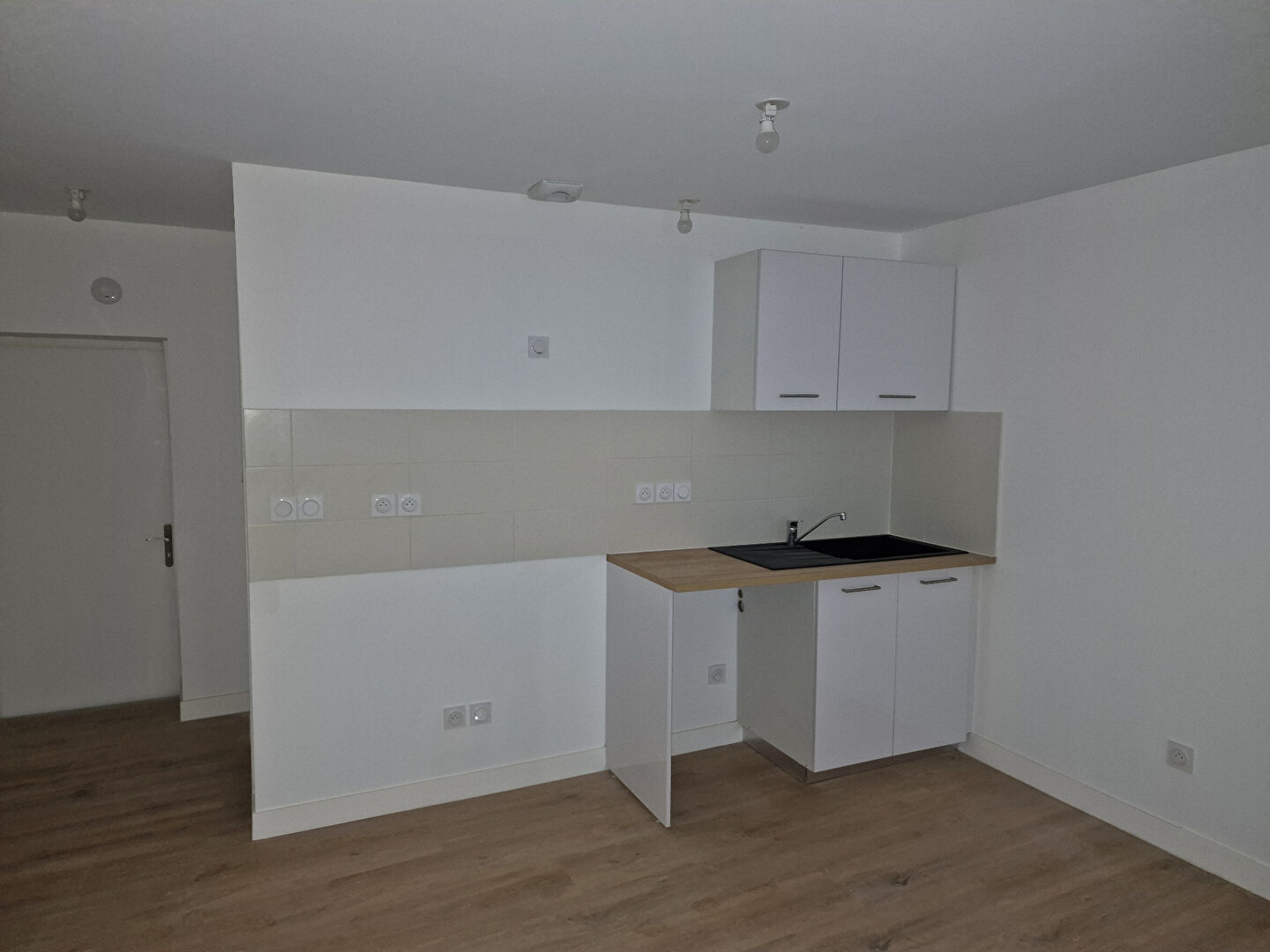 Photo 24JG1030 STUDIO 1A 1er côté cours + annexes image 2/6