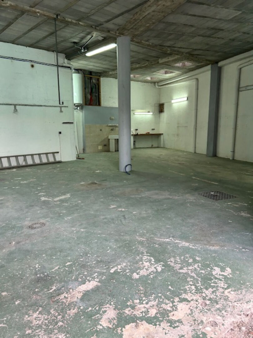 Photo Entrepôt / garage proche de la ville image 1/3