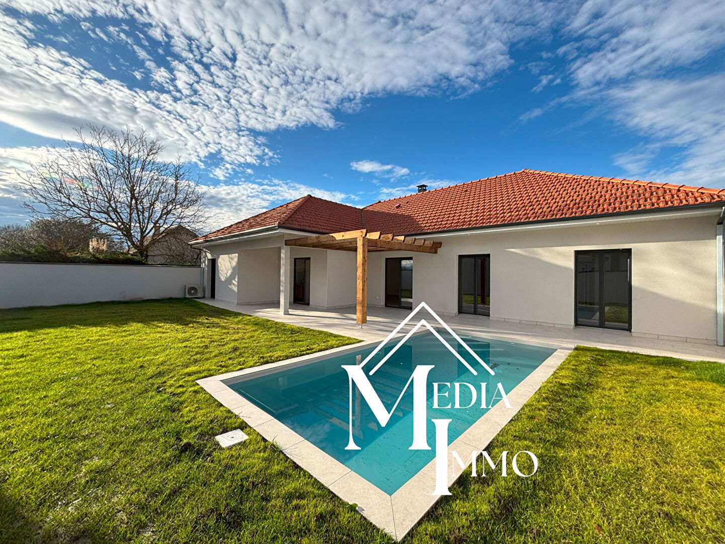 Maison Mazerolles neuve 5 pièce(s) 139 m2 avec piscine, immense garage et 1 immense abri voiture