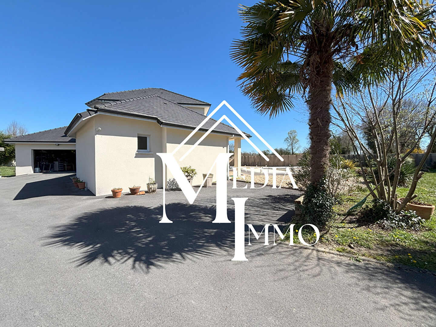 Photo Maison nord de Pau de type T6 avec garage et piscine et parcelle de 2000m². image 2/6