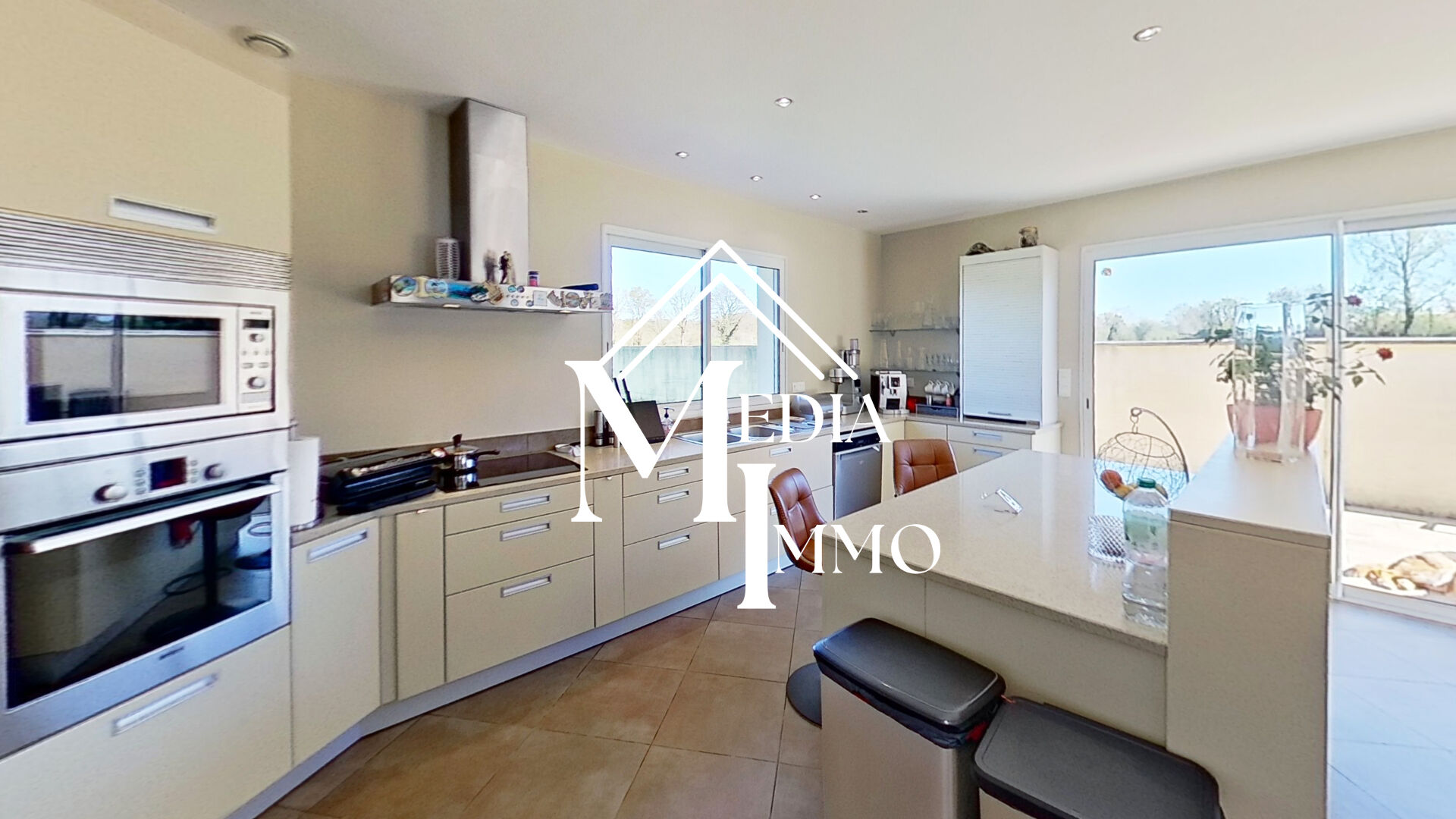 Photo Maison nord de Pau de type T6 avec garage et piscine et parcelle de 2000m². image 3/6