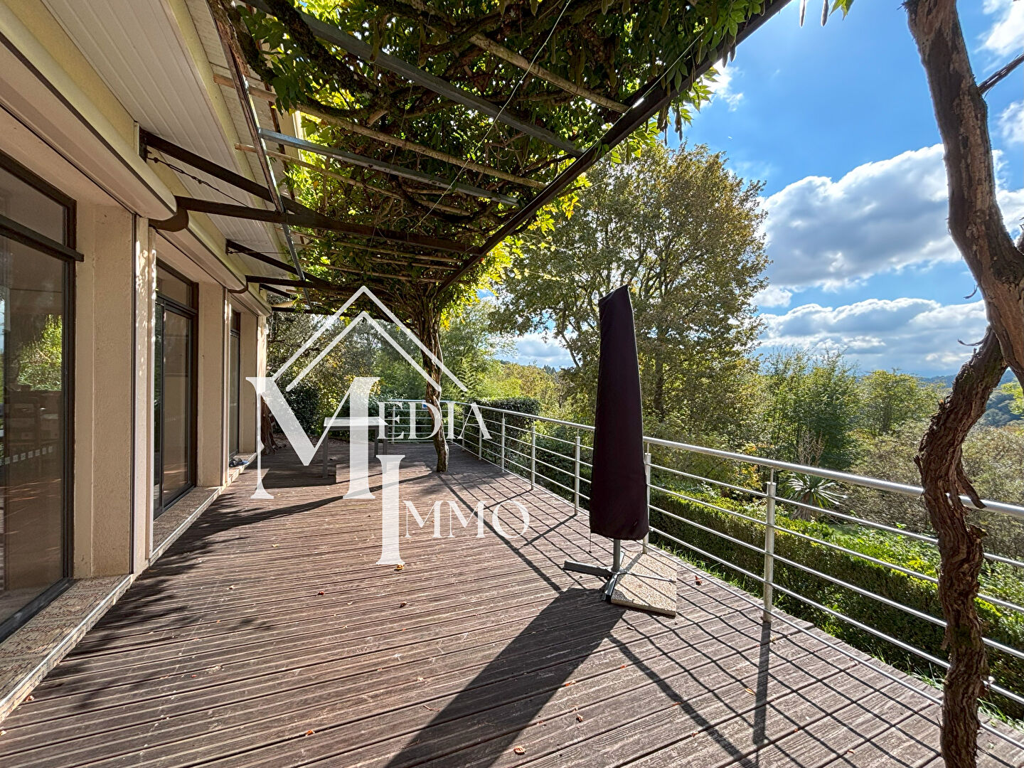 Maison esprit loft type T4/ T5 dans un écrin de verdure avec jardin privatif.