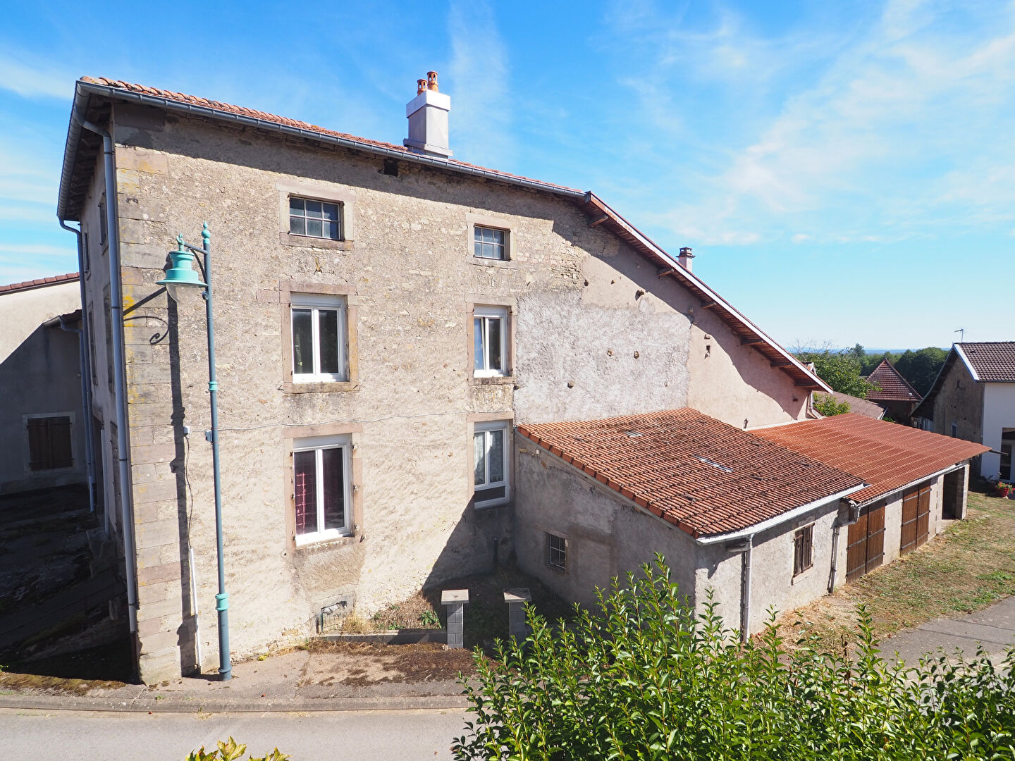 Maison de village - nombreuses dépendances