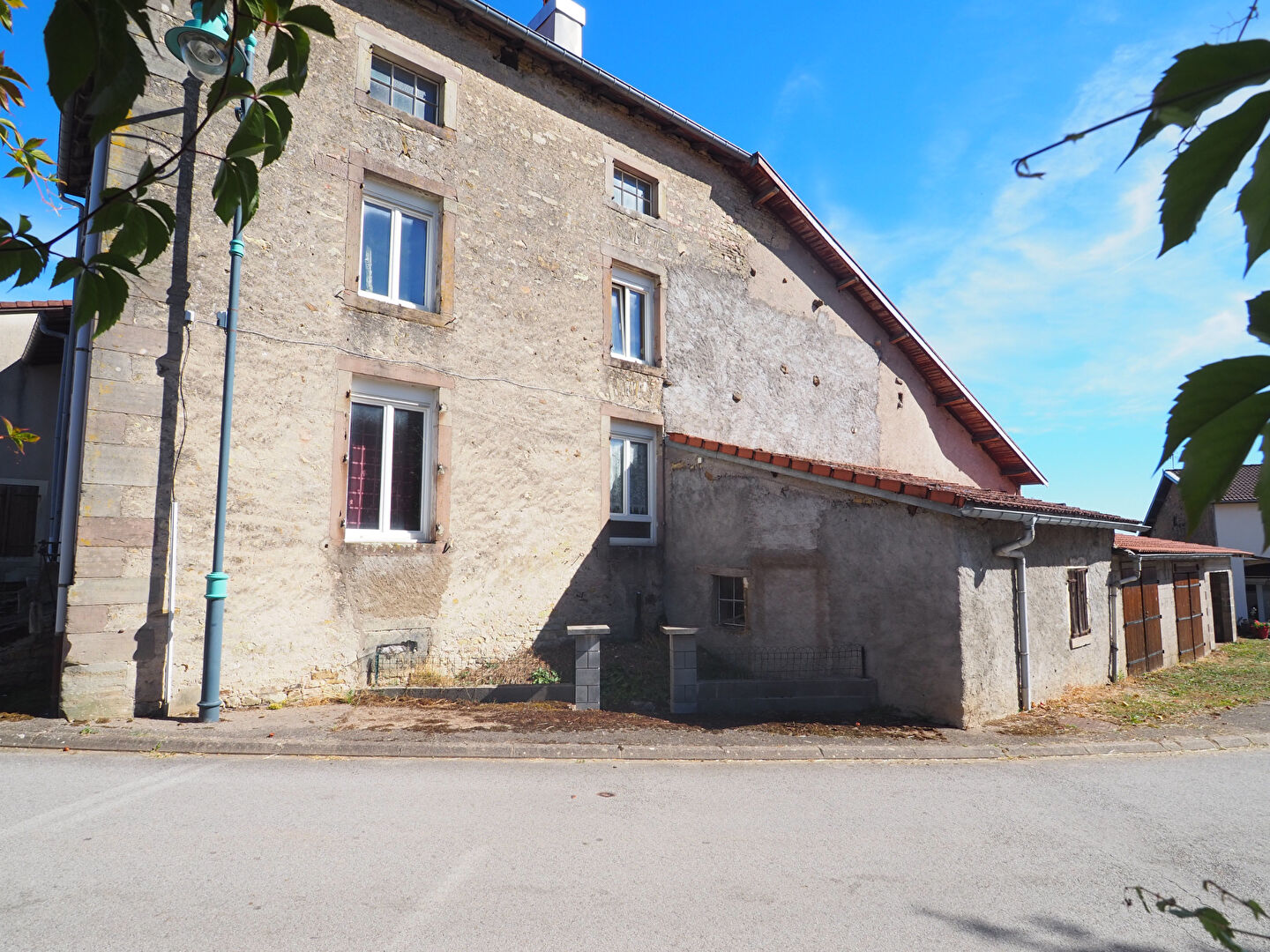 Maison de village - nombreuses dépendances