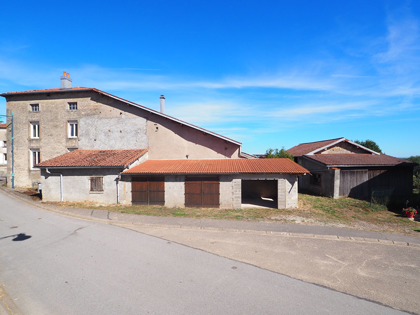 Maison de village - nombreuses dépendances