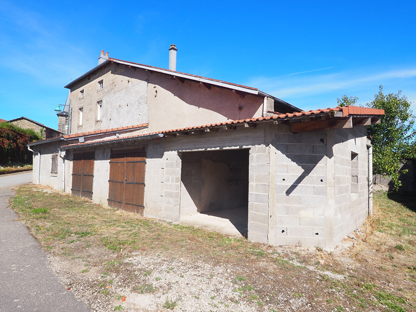 Maison de village - nombreuses dépendances