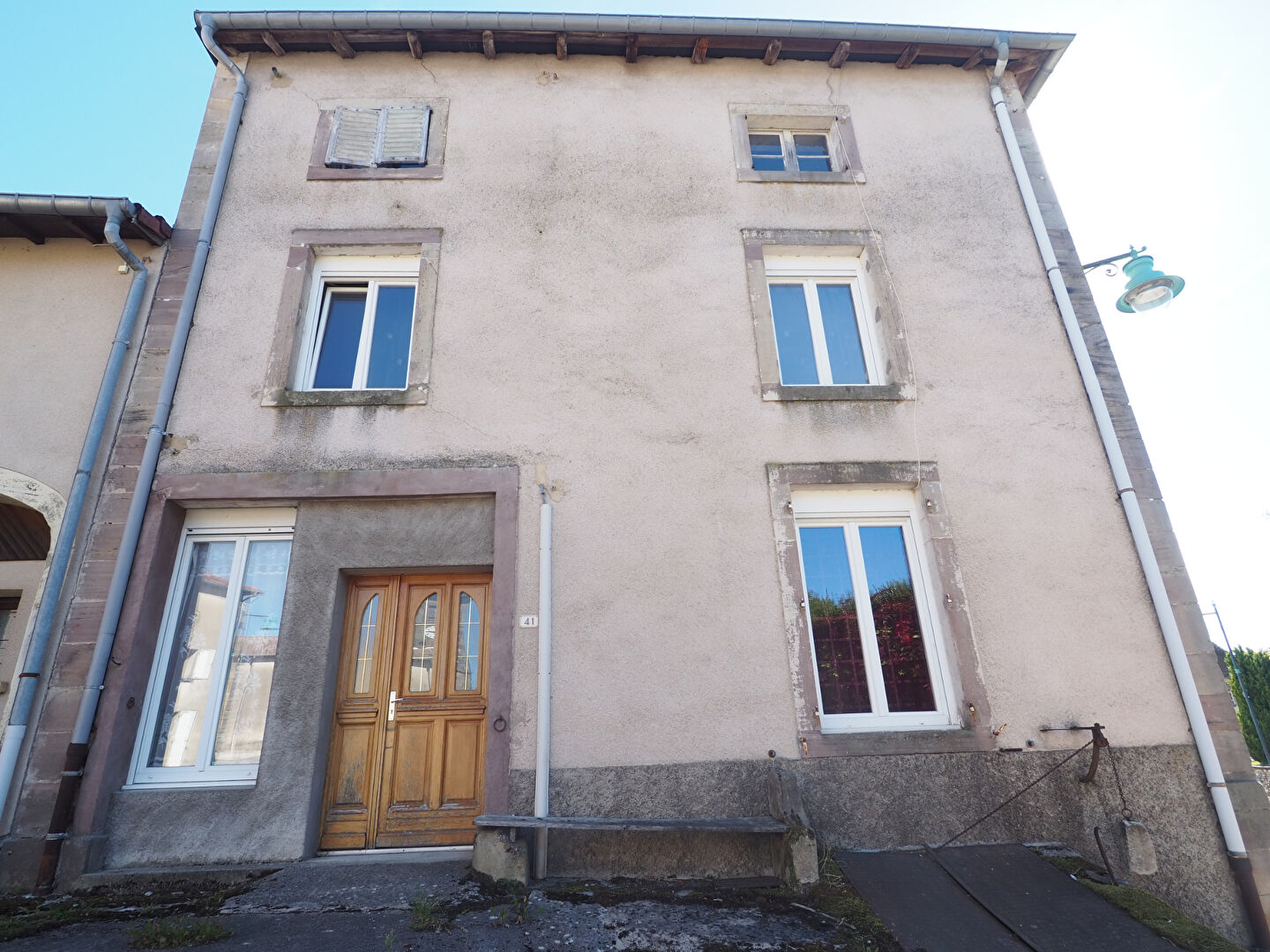 Maison de village - nombreuses dépendances
