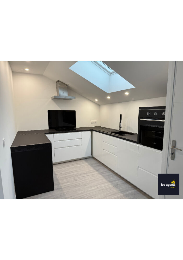 Superbe Appartement Entièrement Rénové au Dernier Étage d'une petite résidence
