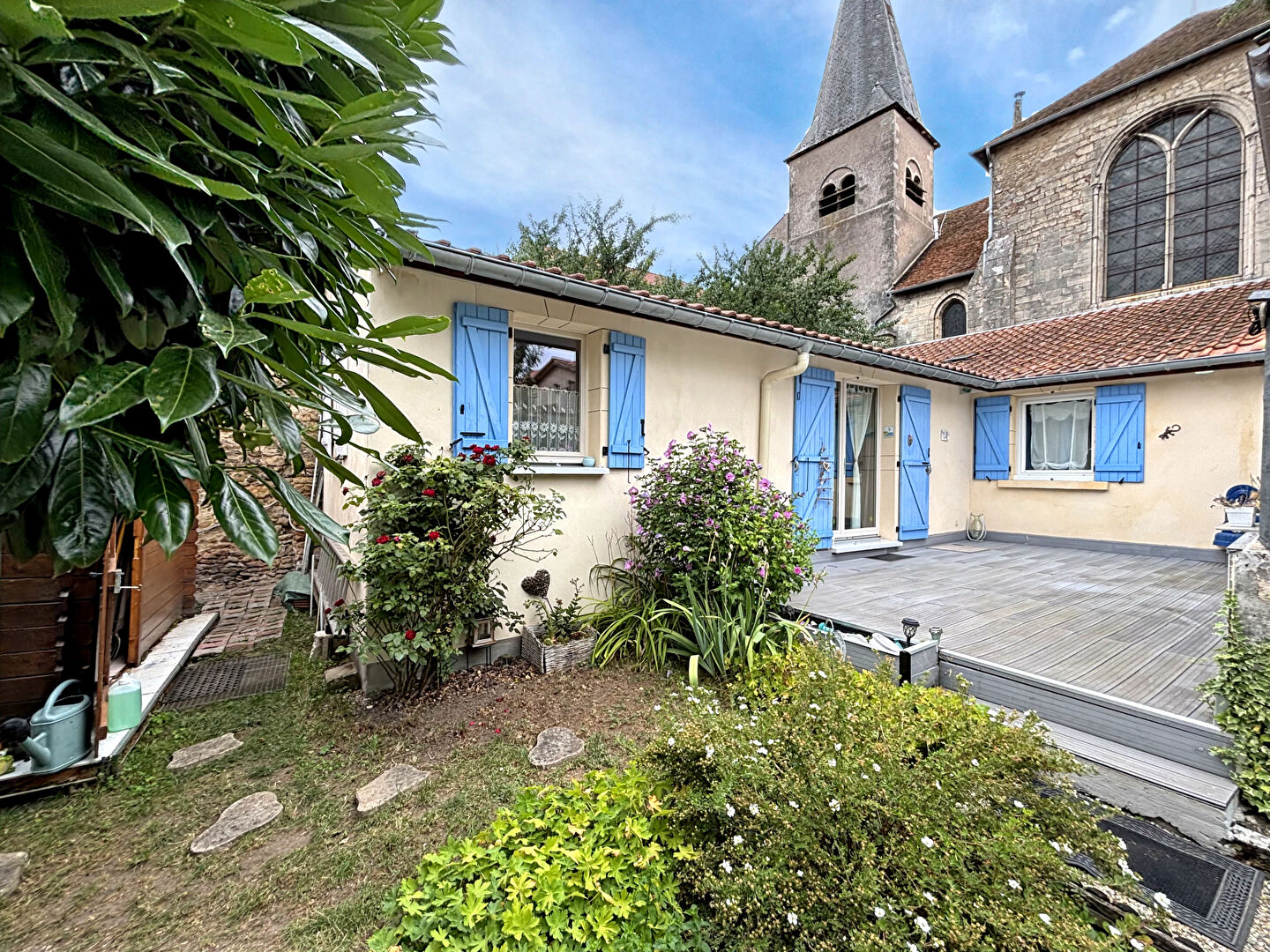 Exclusif magnifique maison  de plain pied  sur beau terrain clos.