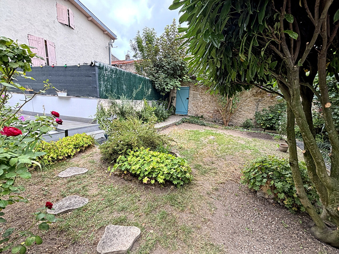 Exclusif magnifique maison  de plain pied  sur beau terrain clos.