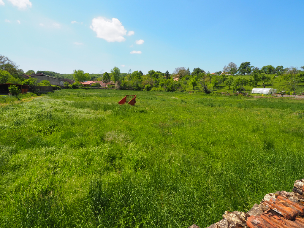 Terrain constructible à 5 min. de CHARMES