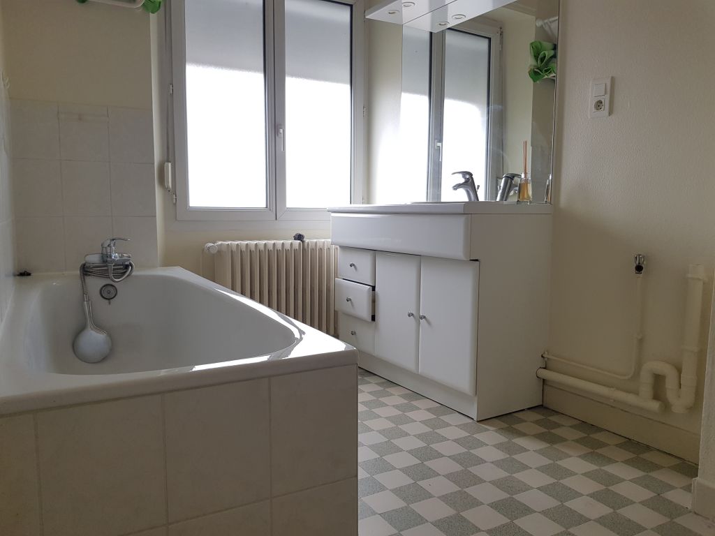 Beau T3 à  CHARMES