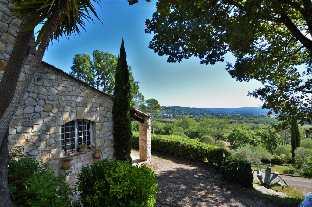 Magnifique Mas provençal en pierre avec piscine et vue dégagée