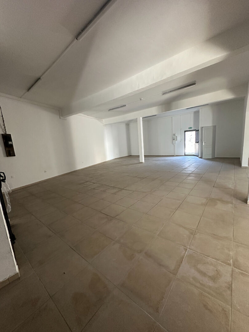 Photo Locaux commerciaux - 95 m2 - Saint BENOIT CENTRE image 2/6