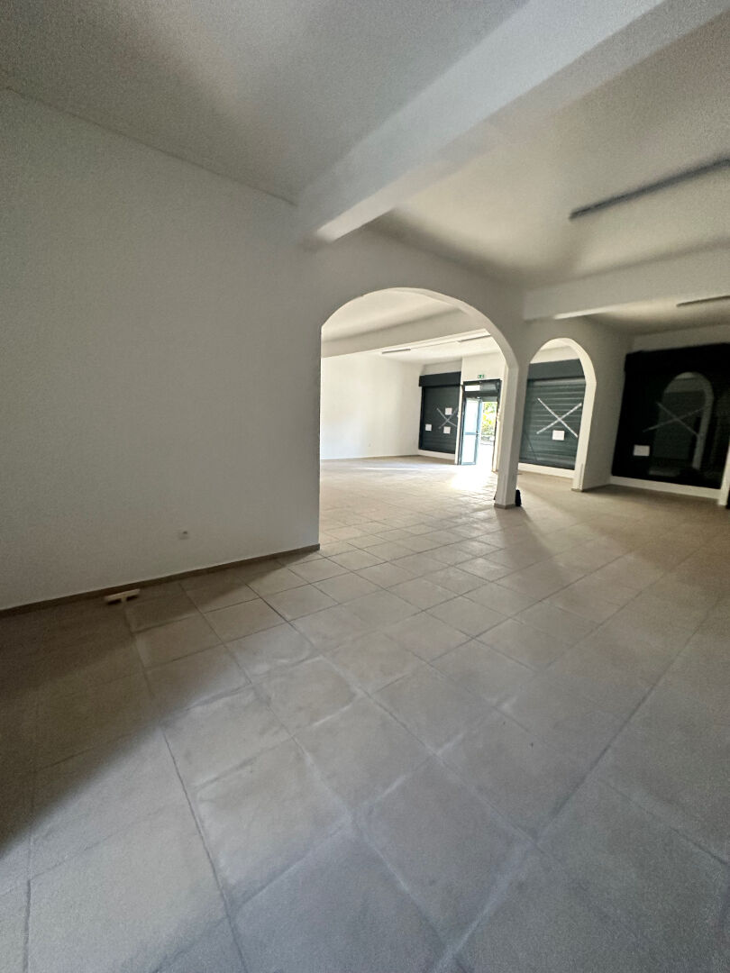 Photo Locaux commerciaux - 95 m2 - Saint BENOIT CENTRE image 3/6