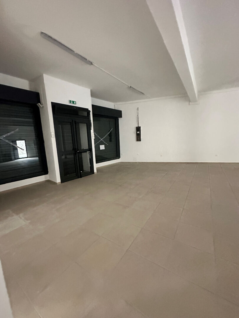 Photo Locaux commerciaux - 95 m2 - Saint BENOIT CENTRE image 5/6