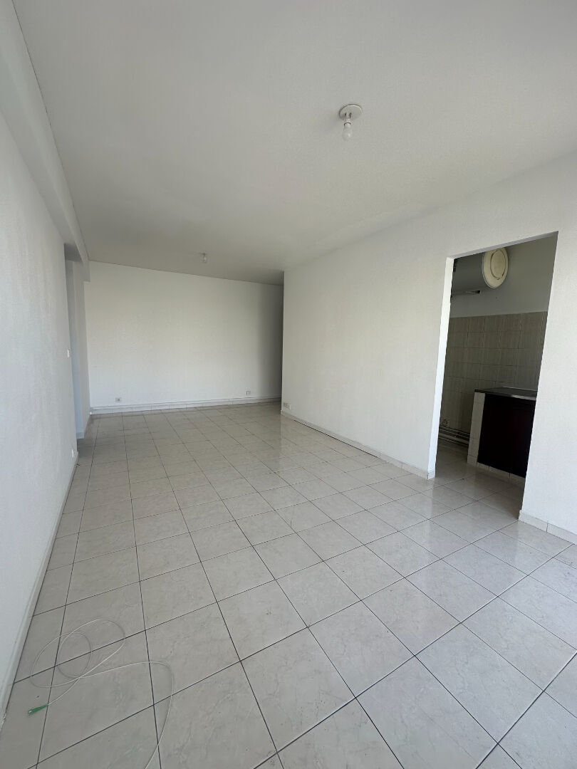 T2 à la location pour 770  situé centre-ville de Saint Denis