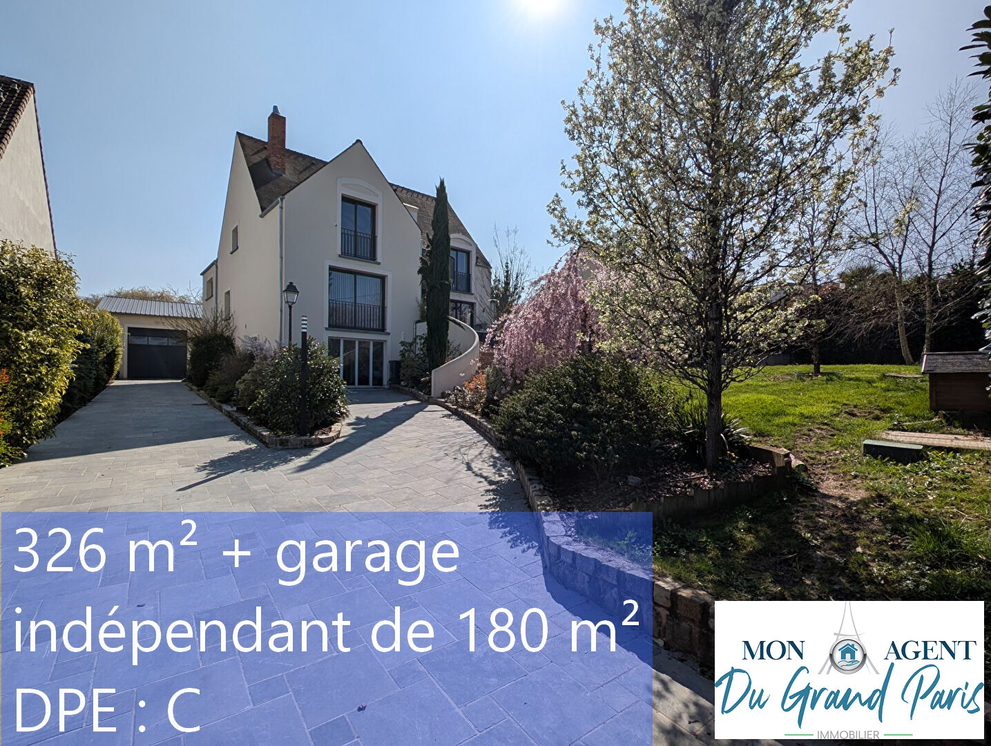 Demeure de prestige - 10 chambres - grande piece de vie - place de la ferme - grand garage