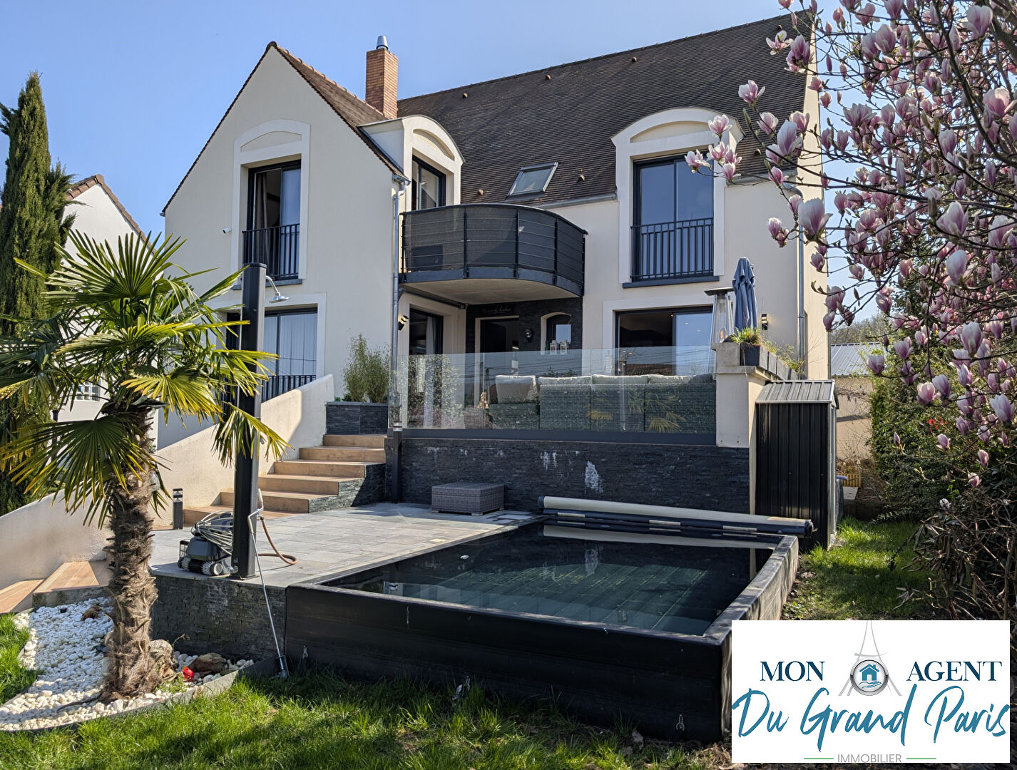 Photo Demeure de prestige - 10 chambres - grande piece de vie - place de la ferme - grand garage image 2/6