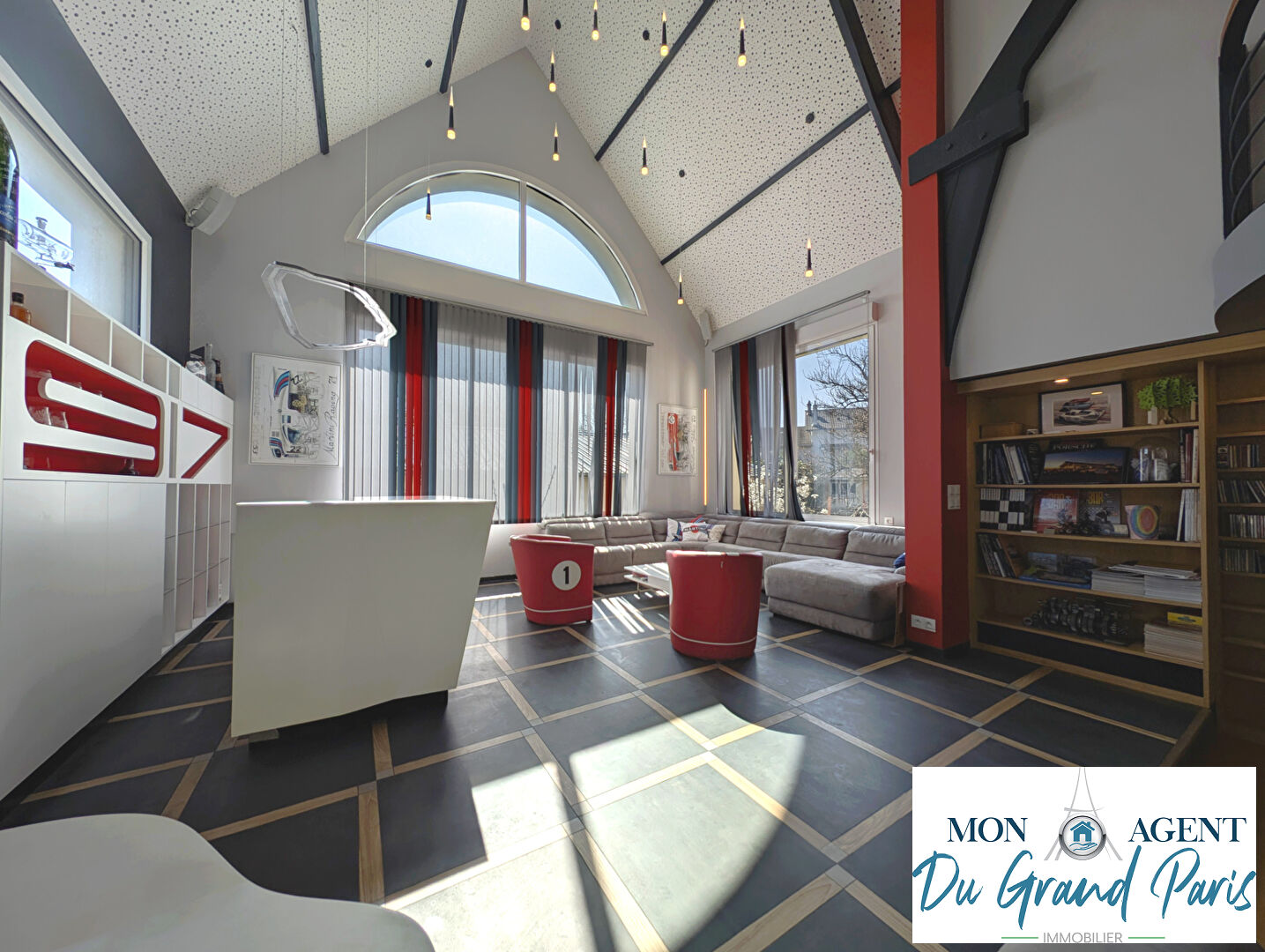 Photo Demeure de prestige - 10 chambres - grande piece de vie - place de la ferme - grand garage image 4/6