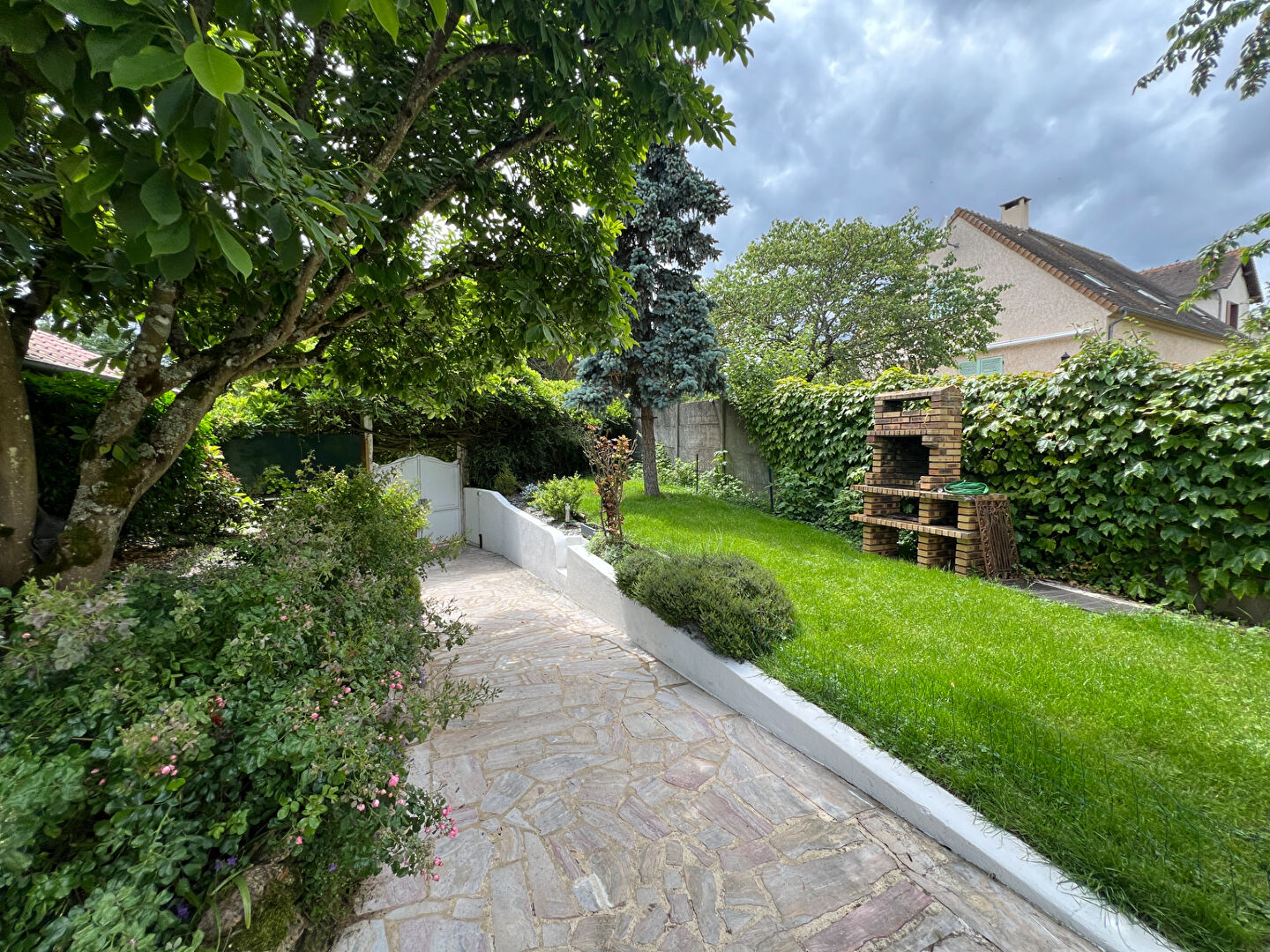 Photo Jolie maison ancienne et  entièrement rénovée  Centre Montfort L Amaury 7 pièces 180 m2 image 3/6