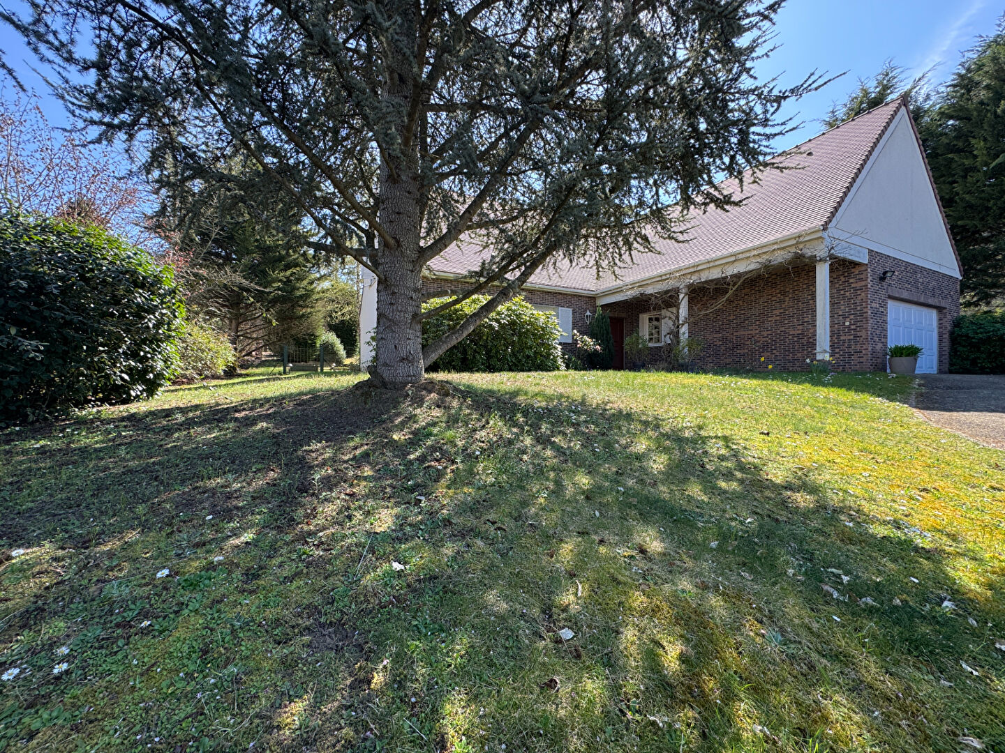 Photo Maison Traditionnelle avec très bel environnement résidentiel Proche Les Mesnuls 8 pièces  240 m2 image 2/6