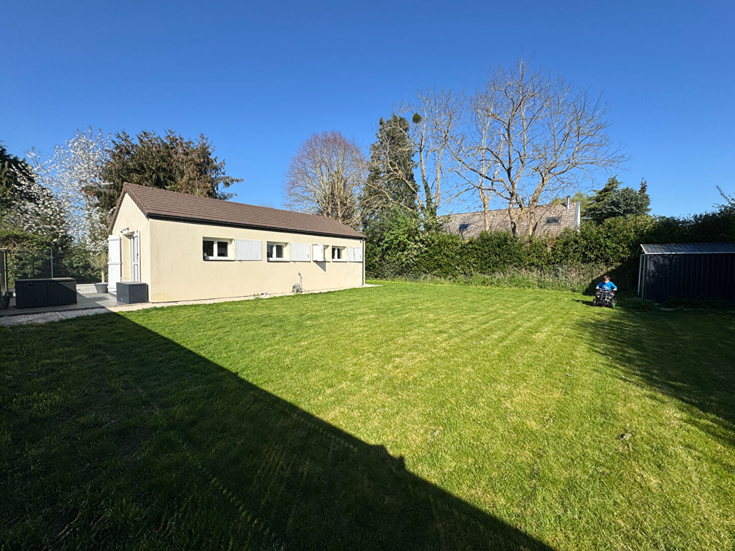 Charmante petite maison récente de plain pied  avec beau terrain Proche Auteuil/ Autouillet 3 pièces 50 m2