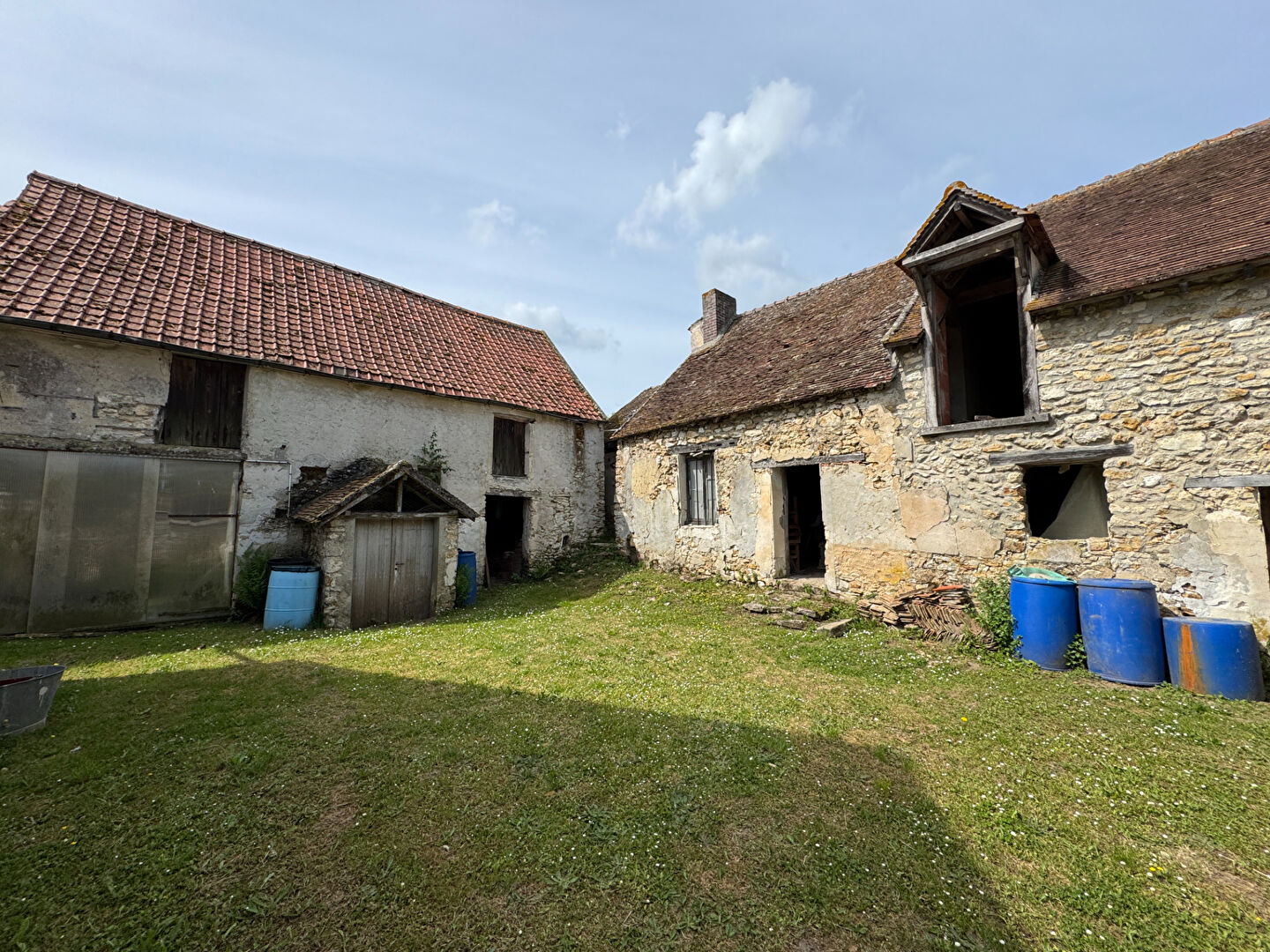 Ancien corps de ferme à restaurer entièrement  6 pièces 260 m2