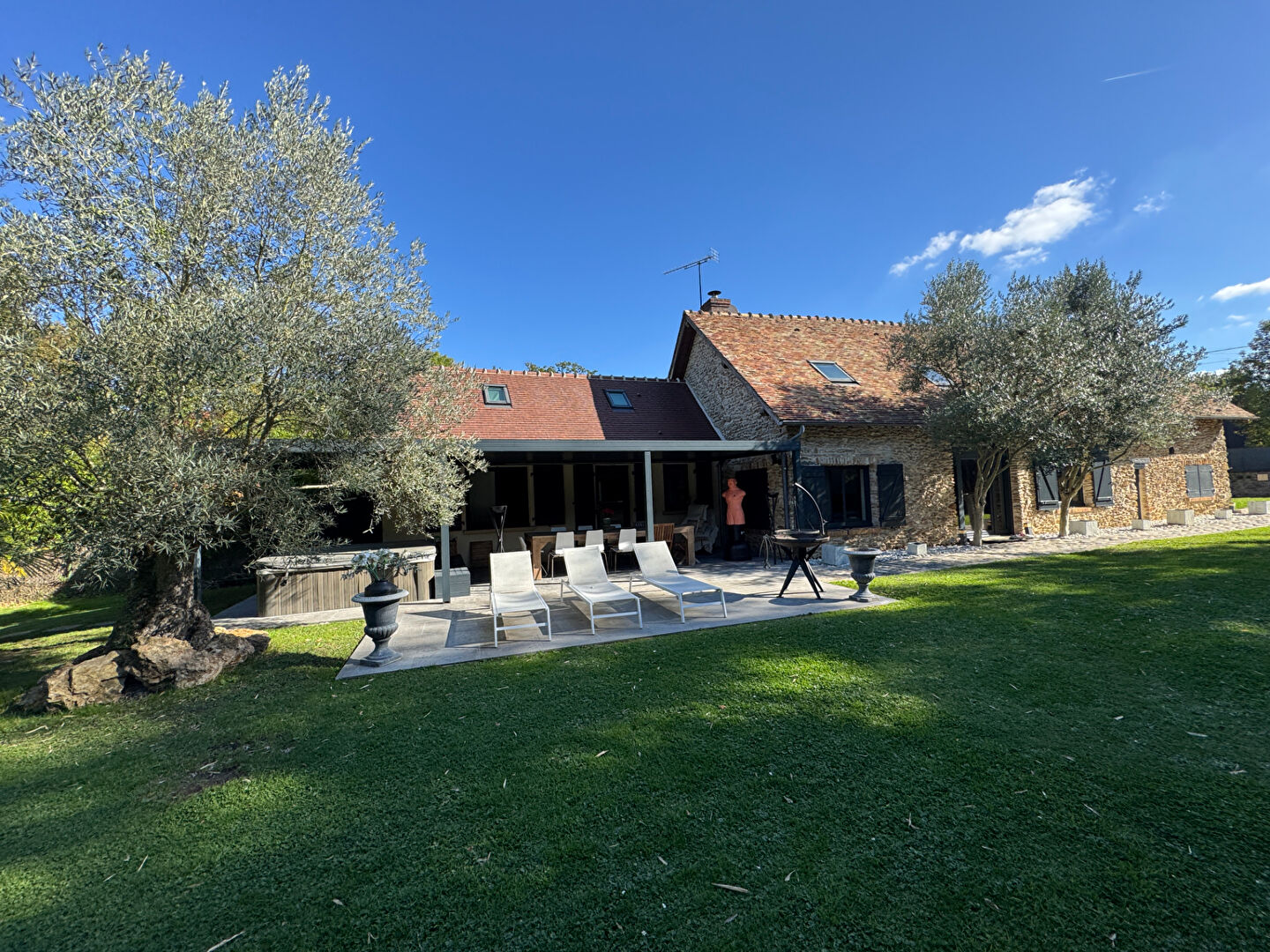 Photo Belle maison ancienne entièrement rénovée  Grosrouvre 5 pièces 152 m2 image 1/6