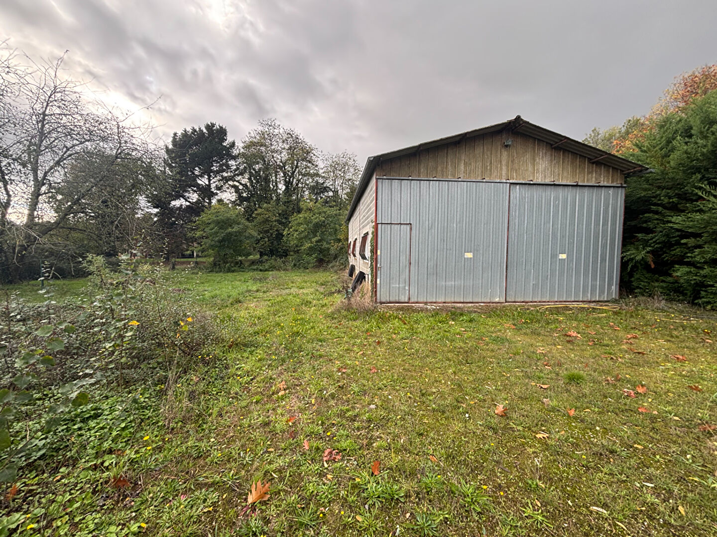 hangar de 118m² sur un terrain constructible de 1294m²