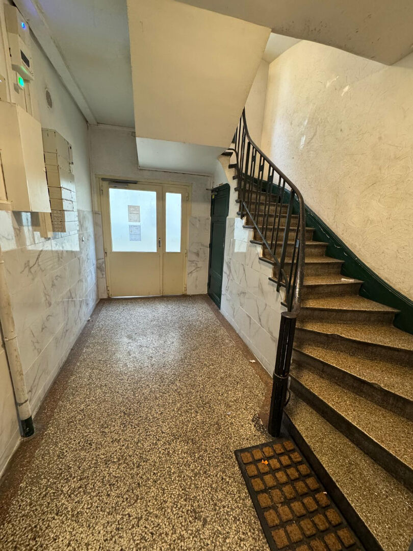 Photo À vendre : Murs commerciaux + Appartement à NOISY LE SEC - 72 m² image 2/2