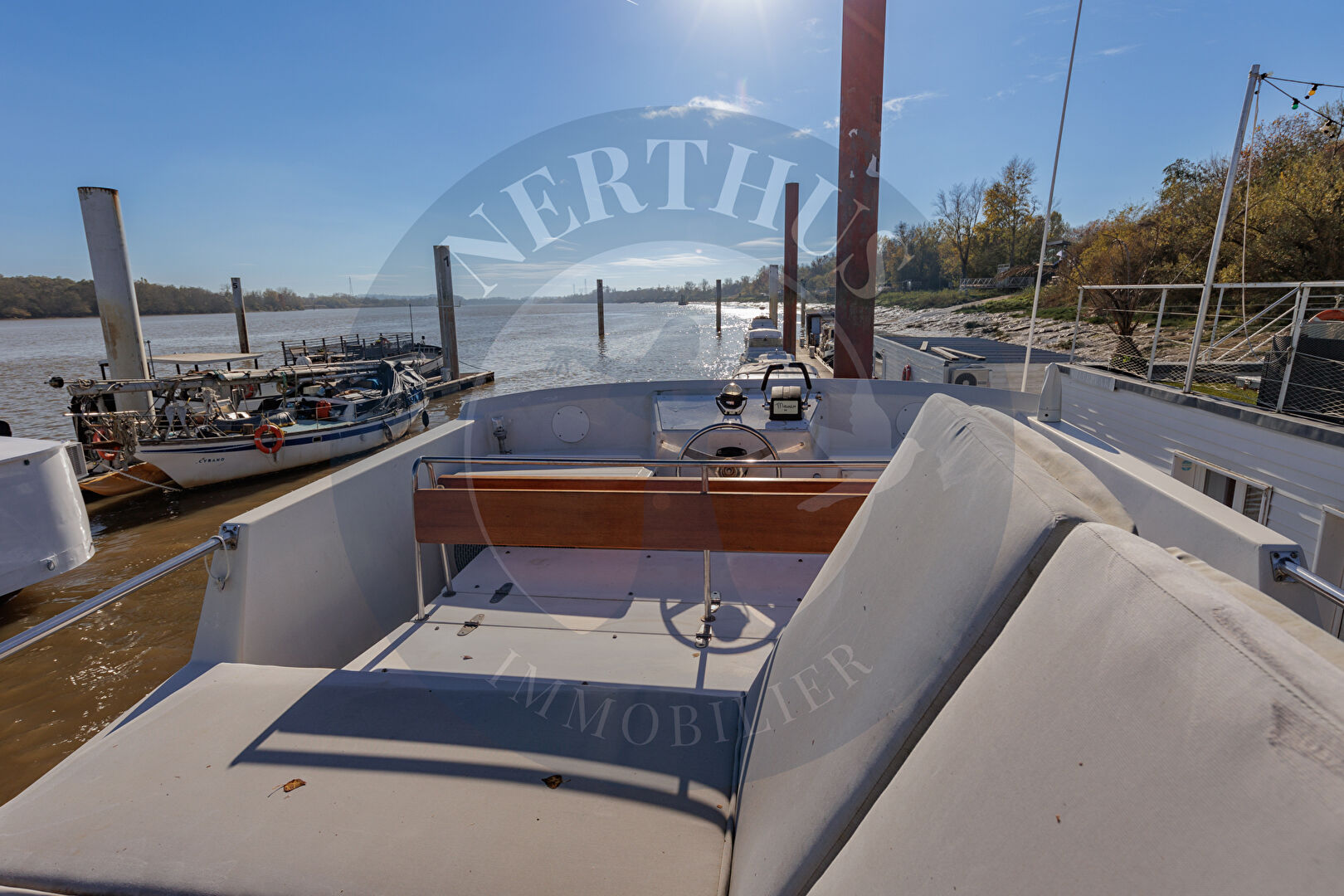 Photo logement atypique sur l'eau avec 2 chambres image 2/6