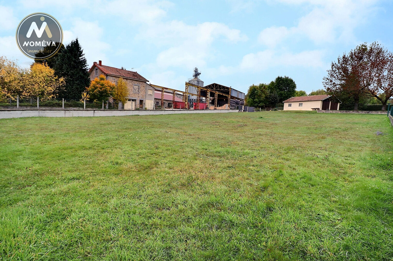 Photo Terrain constructible - Lapte 1000 m² image 2/4