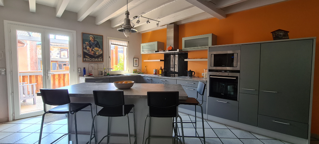 Maison familiale 5 pièces de 200 m²
Maison familiale 5 pièces de 200 m²
