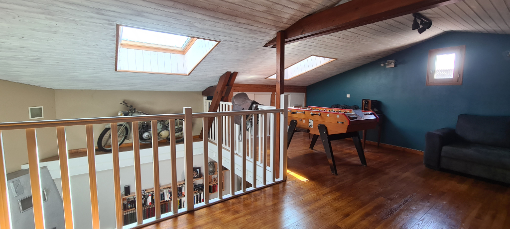 Maison familiale 5 pièces de 200 m²
Maison familiale 5 pièces de 200 m²