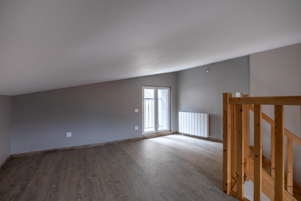 Maison de bourg neuve et meublée avec extérieur et garage
Maison de bourg neuve et meublée avec extérieur et garage