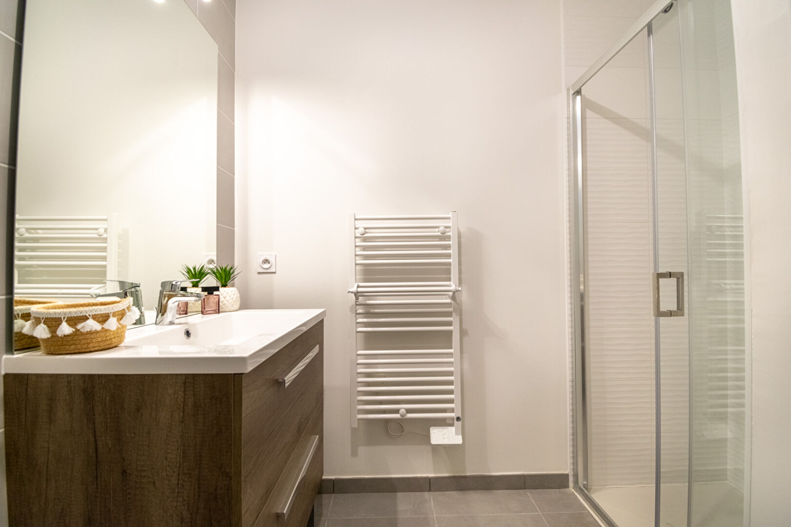 Photo SERPAIZE - Centre village au calme, bel appartement Type 2 avec Balcon et Parking image 3/3