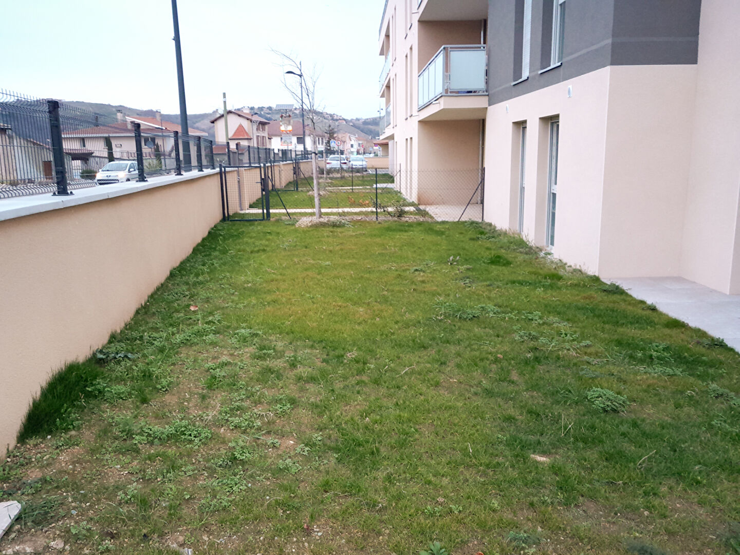 Photo BUREAU AVEC JARDIN / COEUR VILLAGE LES ROCHES DE CONDRIEU image 2/3