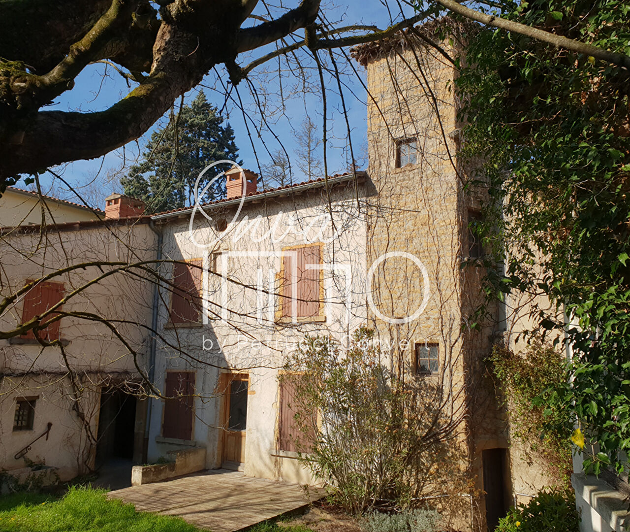 Photo Propriété 11 pièces de 330m² de plancher (dont environ 265 m² loi carrez) située sur la commune prisée de collonges au mont d'or. image 1/6