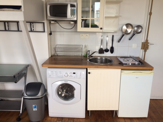 Photo Studio 16 m2 - 8ème étage avec vue sur les toits de Paris - Vendu loué  640 CC image 5/6