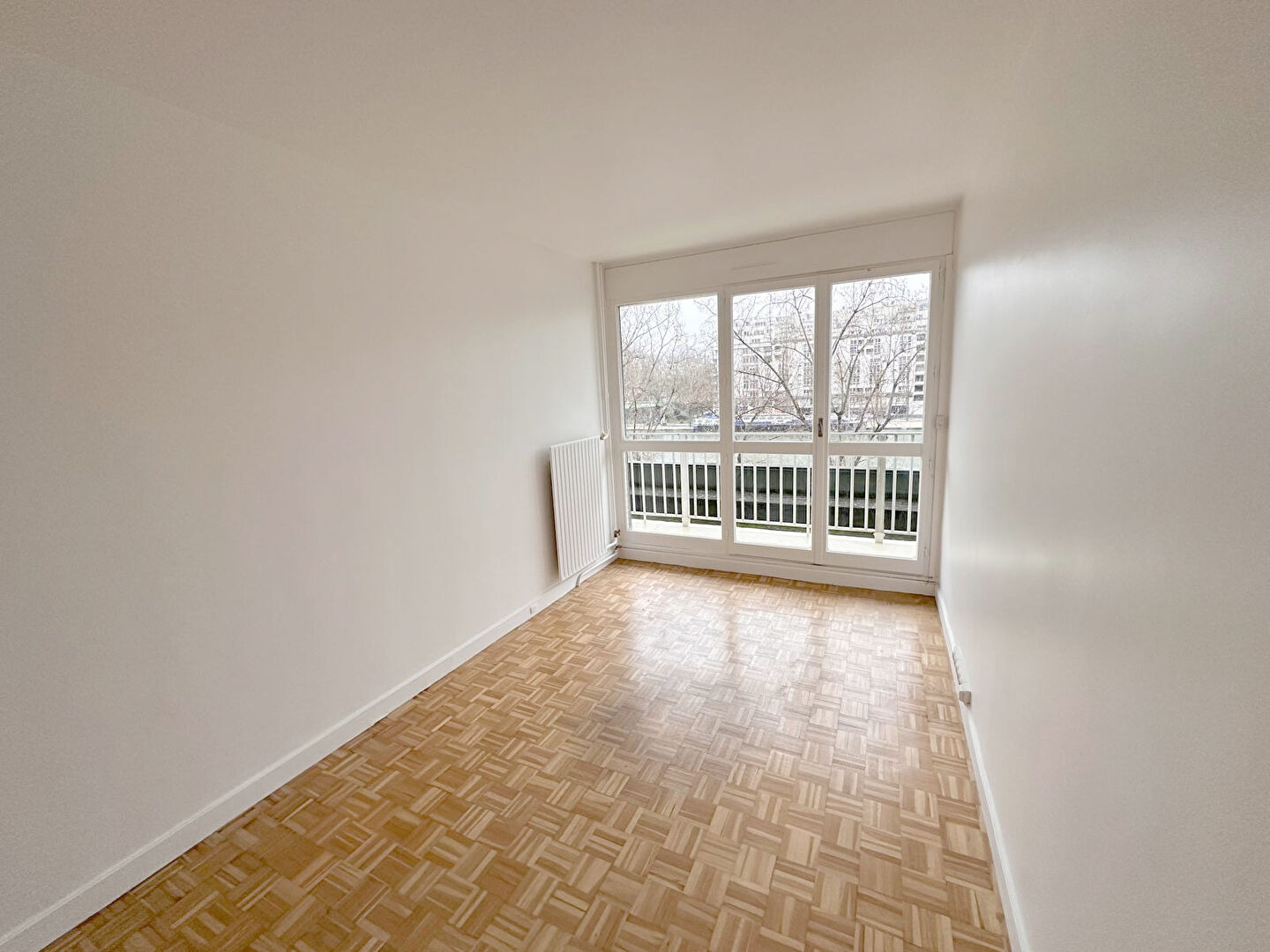 Photo Beau 3/4 pièces de 86m2 rénové et ensoleillé avec balcon filant sur quai de Seine. Parking possible image 4/6