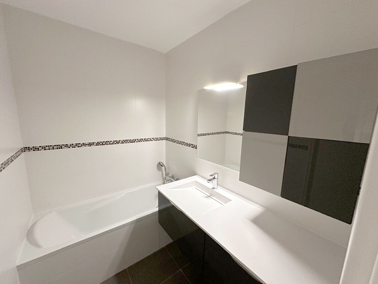 Photo Beau 3/4 pièces de 86m2 rénové et ensoleillé avec balcon filant sur quai de Seine. Parking possible image 6/6