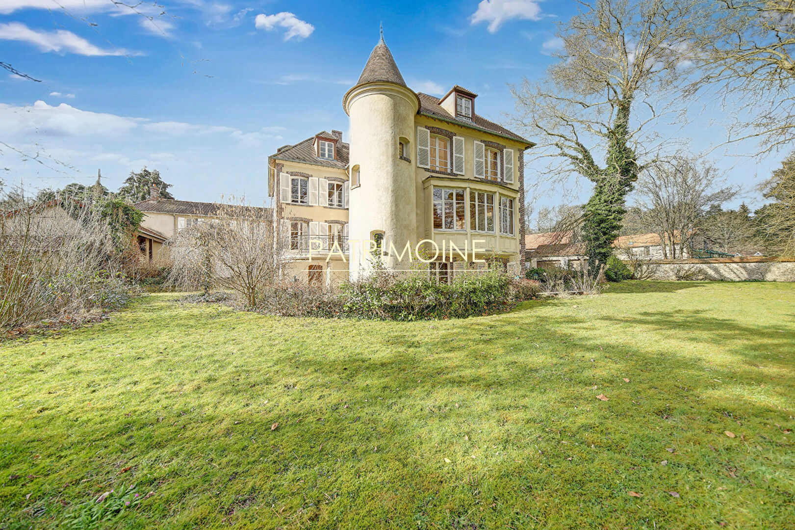 Maison Poigny La Foret 12 pièce(s) 635 m2