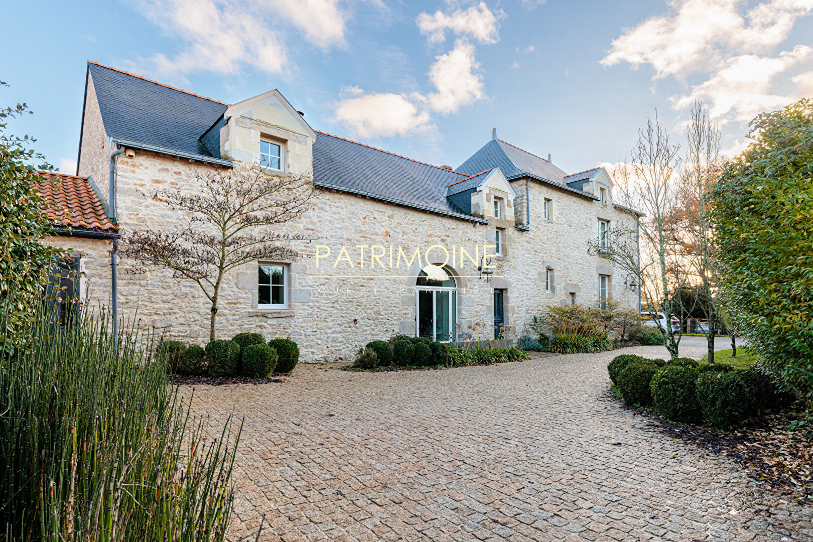 MANOIR D'EXCEPTION - CENTRE BOURG - 371 m² - Terrain 1350 m2 - PISCINE