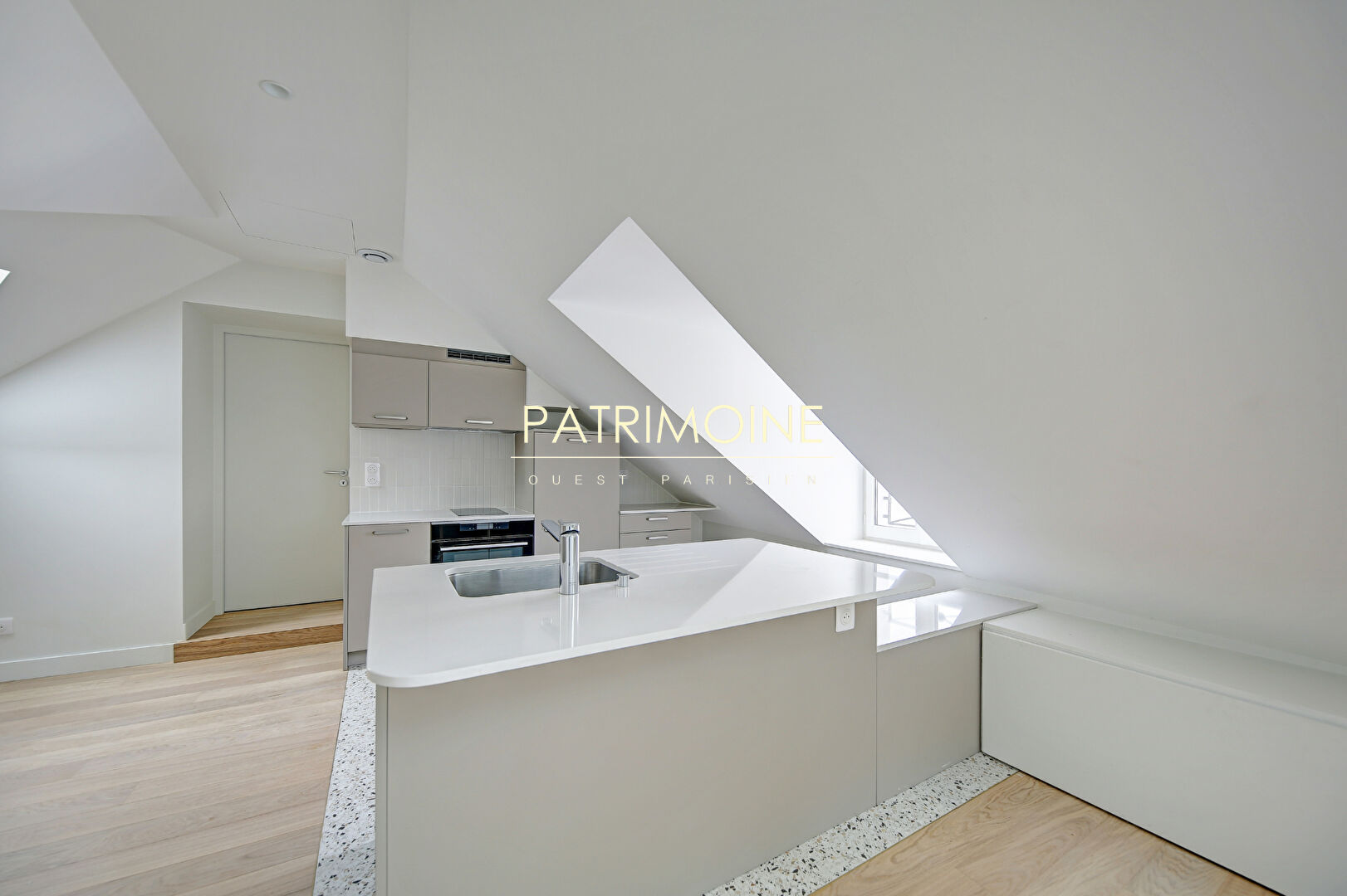 Photo Appartement Saint Germain En Laye 2 pièce(s) 28.30 m² loi Carrez soit 58.25 m² au sol image 2/5