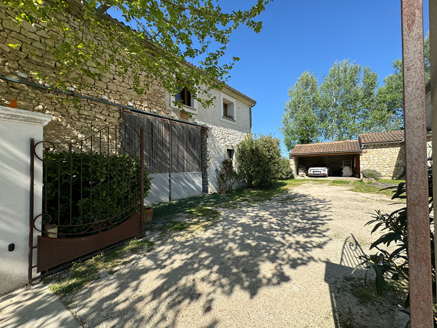 Photo Ferme en campagne avec grand terrain et dépendances image 2/6