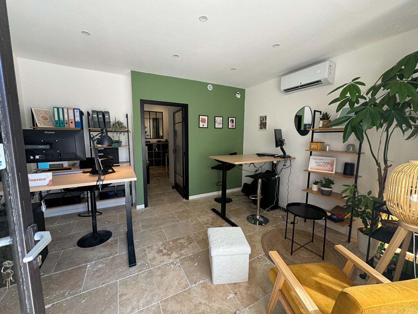 Très beau local commercial au coeur du village avec parking à proximité