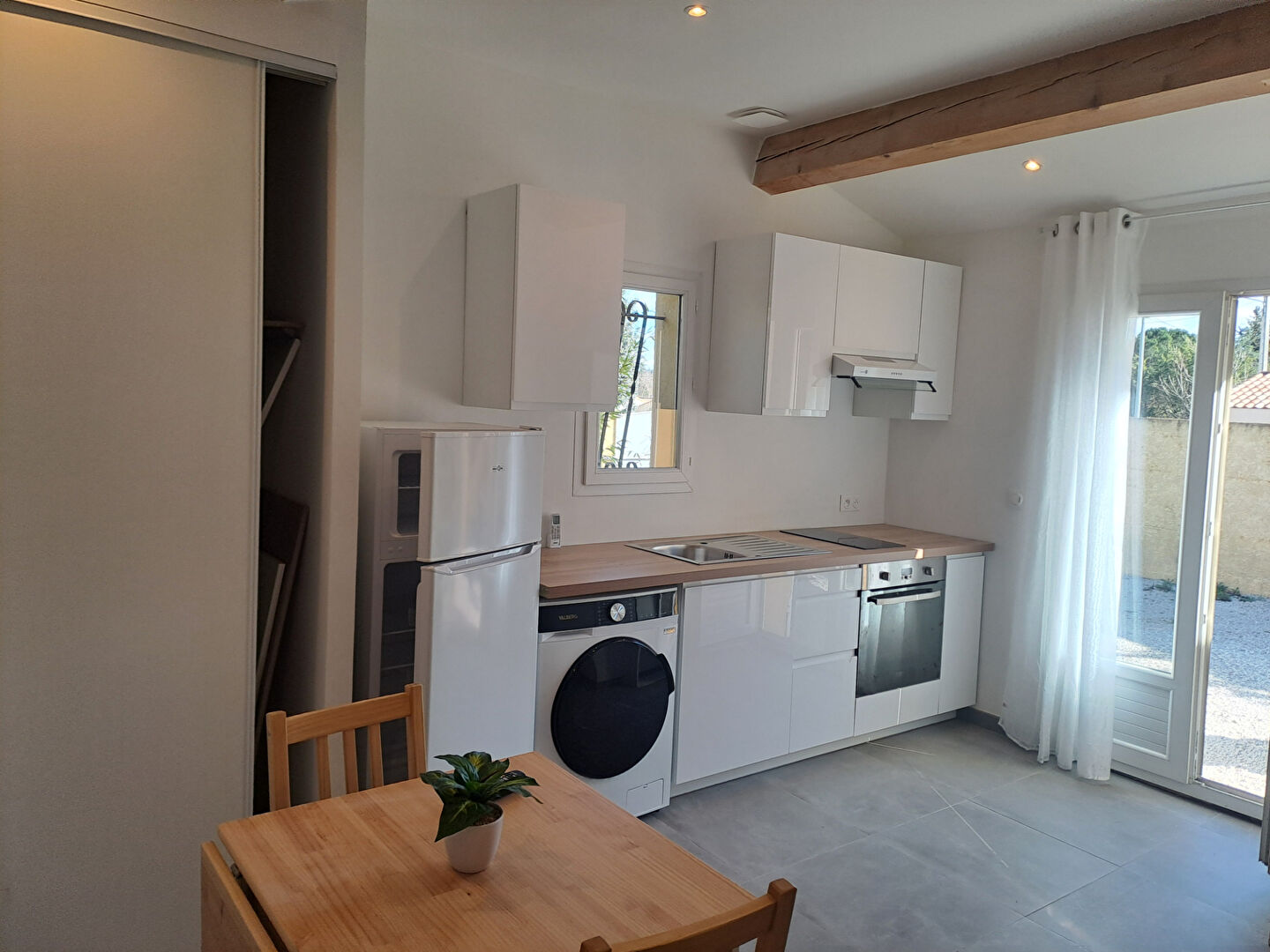 STUDIO Neuf entièrement meublé avec petite terrasse et place de stationnement.